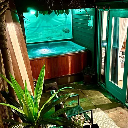 Cozy With Jacuzzi & Private Garden Near Amsterdam Holiday home *