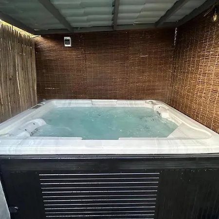 Hébergement de vacances Cozy House With Private Jacuzzi & Garden Between Amsterdam Haarlem And Schiphol Airport Vijfhuizen